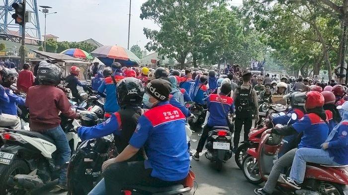 Ribuan buruh dari sejumlah serikat pekerja di Kabupaten Cianjur melakukan aksi longmarch menuju Gedung Sate, Bandung, Rabu (29/11/2023).