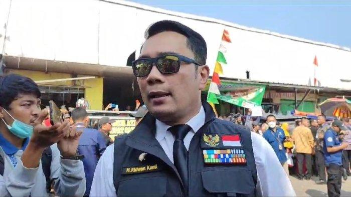 Gubernur Jawa Barat, Ridwan Kamil saat memberikan tanggapan kepada awak media soal penetapan tersangka Panji Gumilang di sela-sela mendampingi kunjungan Presiden Jokowi di Pasar Parungkuda Sukabumi, Jumat (4/8/2023)