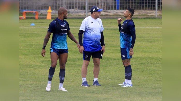 Pelatih Persib Bandung Robert Alberts berbincang dengan Ciro Alves dan David da Silva.
