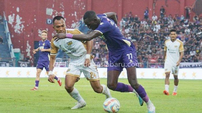Robi Darwis (kiri) saat menjalani debut bersama Dewa United, ketika melawan Persik Kediri, Sabtu (2/12/2023).