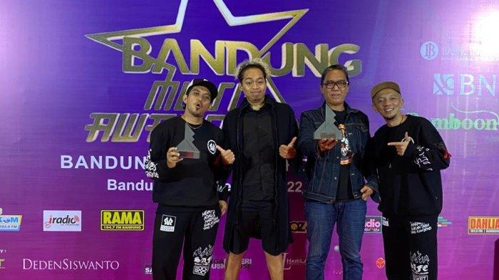 Rocket Rockers x Kuburan Band Jadi Duo Rock Terpopuler di Bandung Music ...