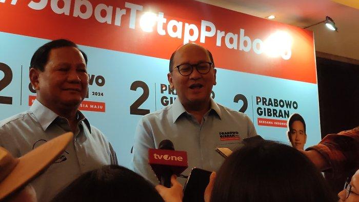 ROSAN DAN PRABOWO - Ketua Tim Kampanye Nasional (TKN) Koalisi Indonesia Maju (KIM), Rosan Roeslani saat diwawancarai seusai kegiatan Konsolidasi TKD Jabar, di The House Convention, Kota Bandung, Sabtu (25/11/2023).