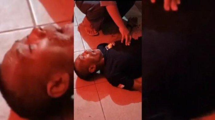 Rosandi atau akrab dipanggil Bah Kobra terbaring usai dipatuk ular King Cobra, Jumat (18/8/2023) malam.