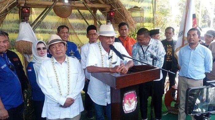 Ruhimat saat berbicara dalam konferensi pers seusai mendaftar ke KPU Subang, Rabu (28/8/2024).