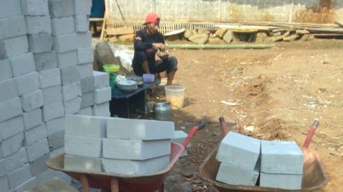 Rumah Amel Amelia Putri (13), di Desa Kalapadua, Kecamatan Lemahsugih, Kabupaten Majalengka kini mulai diperbaiki, Rabu (21/6/2023), setelah viral lantaran rumahnya yang hanya terbuat dari bahan kayu dan terpaksa urus kakek dan adiknya.
