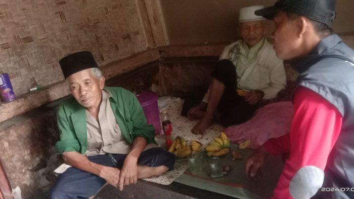Kakek Nasa (69) hanya pasrah setelah rumahnya terbakar di Dusun Cijaha RT 07/02, Desa Bojongkondang, Kecamatan Langkaplancar, Kabupaten Pangandaran, Senin (8/7/2024).