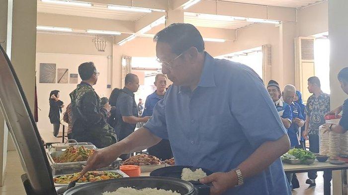 Presiden ke-6 RI Susilo Bambang Yudhoyono (SBY) menikmati makan siang di Rumah Makan H Empud yang legendaris, Jalan Lingkar Selatan, Cibureum, Kota Sukabumi, Kamis (04/01/2024).
