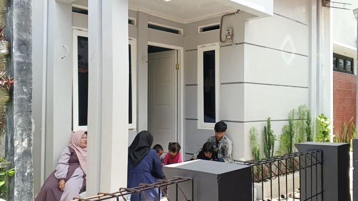 RUMAH DUKA - Rumah duka keluarga korban kecelakaan maut di Tol Ciawi, Yana Mulyana  di Kampung Sukasirna, Kelurahan Selabatu, Kecamatan Cikole Kota Sukabumi, Rabu (5/2/2025).