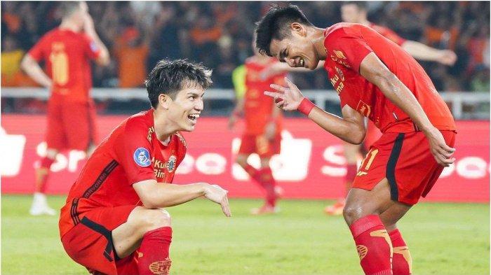 SELEBRASI - Winger andalan Persija Jakarta asal Jepang, Ryo Matsumura saat melakukan selebrasi bersama Firza Andika.