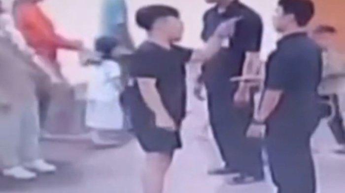 SATPAM DIANIAYA - Tangkapan layar video dugaan satpam RS Mitra Keluarga Bekasi dianiaya keluarga pasien pada Sabtu (29/3/2025) pukul 22.00 WIB.