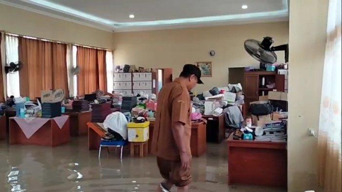 Wakil Kepala Sekolah bagian Kehumasan SMAN 1 Pabedilan, Kabupaten Cirebon, Taufik Hidayat saat menunjukkan sekolahnya yang terendam banjir, Senin (12/2/2024)