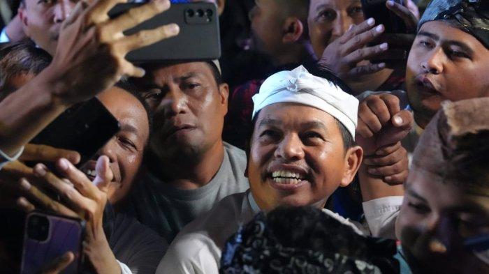Safari Budaya Dedi Mulyadi di Ciamis, Dihadiri Puluhan Ribu Orang, Warga Pun Berebut Selfie 2