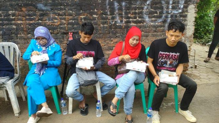 Menjelang sidang perdana Peninjauan Kembali (PK) perdana yang akan digelar di Pengadilan Negeri Cirebon, Saka Tatal tampak sarapan pagi bersama keluarga dan tim kuasa hukumnya, Rabu (24/7/2024).