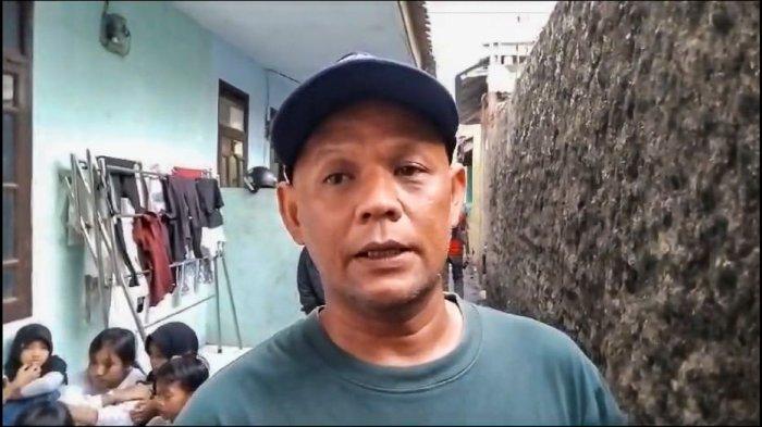 Roni (45) Ketua RT di Kelurahan Kulon Pasar, Kecamatan Cihideung, Kota Tasikmalaya yang melihat korban terkapar bersimbah darah di TKP yang diduga dipukuli orang tak dikenal, Jumat (22/12/2023).