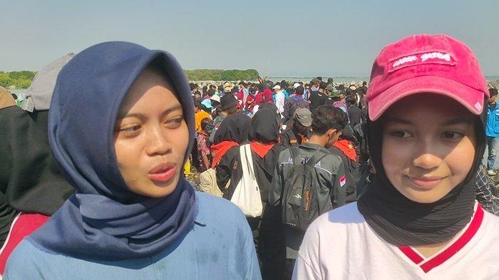 Salah satu peserta yang ikut aksi bersih-bersih sampah di Pantai Baro Gebang, Puja Audiya (21), warga Desa Pakusamben, Kecamatan Babakan, Kabupaten Cirebon.