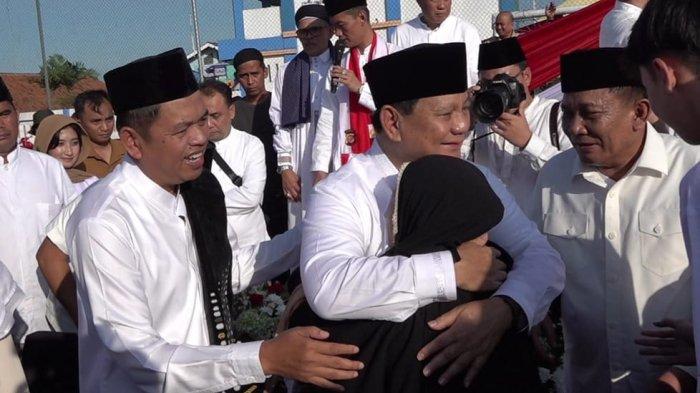 Salat Id di Bandung Barat, Dedi Mulyadi Kaget Emak-emak Tiba-tiba Menangis Peluk Prabowo Subianto