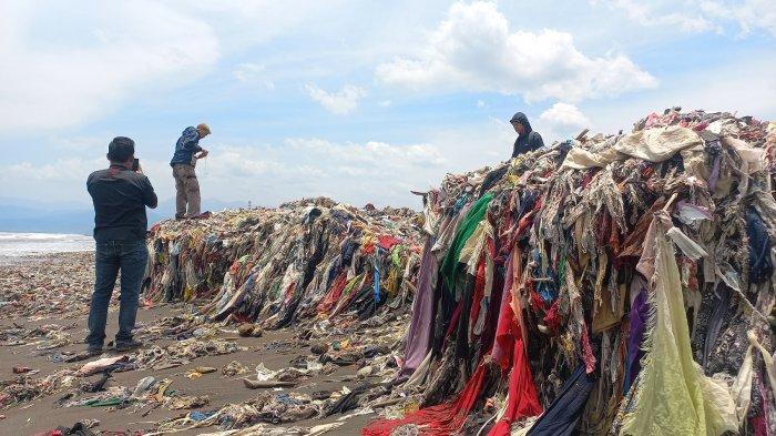 Sampah menumpuk di Pantai Cibutun, membuat nelayan terganggu, mereka jadi sulit menyandarkan perahu di pantai.