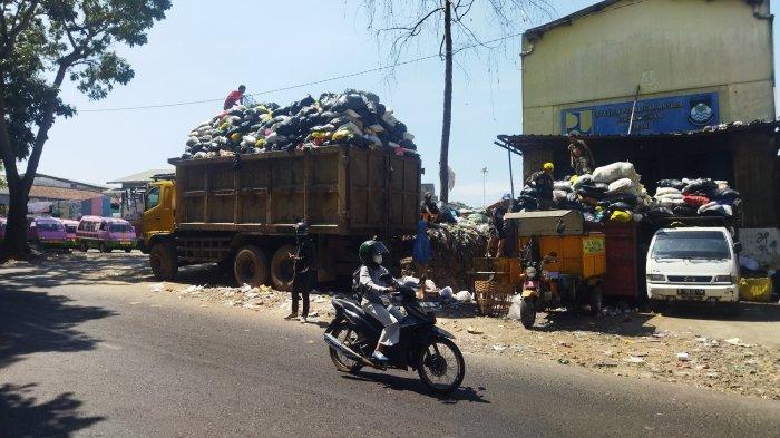 Sampah menumpuk di TPS Pasar Kuda setelah pembuangan dibatasi imbas TPA Sarimukti kebakaran.