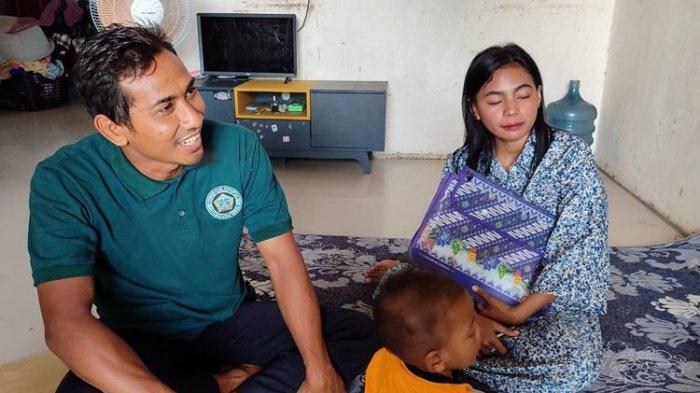 Samsul Arif (kiri) ayah siswi kelas 2 Sekolah Dasar (SD) di Kecamatan Menganti, Gresik, Jawa Timur, yang mengalami kebutaan usai dicolok tusuk bakso oleh kakak kelasnya.