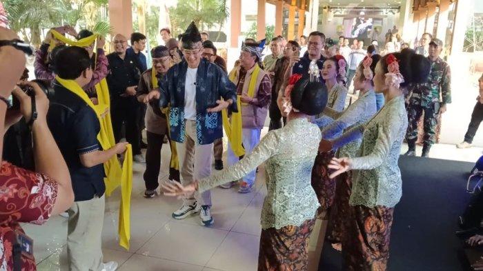 Menteri Pariwisata dan Ekonomi Kreatif, Sandiaga Salahudin Uno datang ke Sumedang untuk menjadi pembicara pada Workshop Ekonomi Kreatif di Kantor Pusat Pemerintahan Sumedang (PPS), Kamis (14/12/2023) sore.