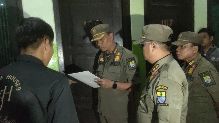 RAZIA - Satuan Polisi Pamong Praja (Satpol PP) Kota Cirebon bersama unsur TNI-Polri menggelar razia di sejumlah kos-kosan dan penginapan, Selasa (25/2/2025) malam hingga Rabu dini hari.