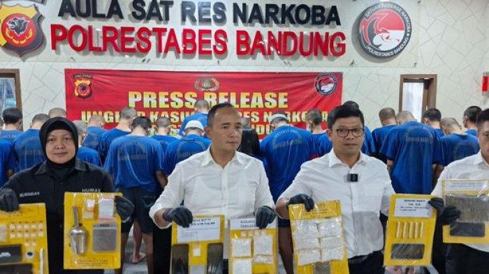 Satuan Reserse Narkoba Polrestabes Bandung berhasil mengungkap 29 kasus peredaran narkotika dan obat-obatan dengan 31 tersangka, Senin (28/10/2024). Kasatresnarkoba Polrestabes Bandung, AKBP Agah Sonjaya mengatakan pihaknya berhasil menyelamatkan belasan ribu penyalahgunaan narkoba dan obat-obatan.