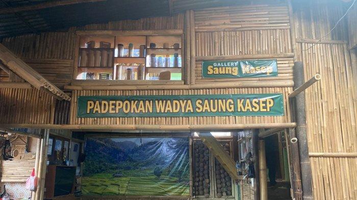 Saung Kasep tidak hanya berfokus pada pembuatan kerajinan, tetapi juga menawarkan pengalaman edukatif bagi pengunjung. 