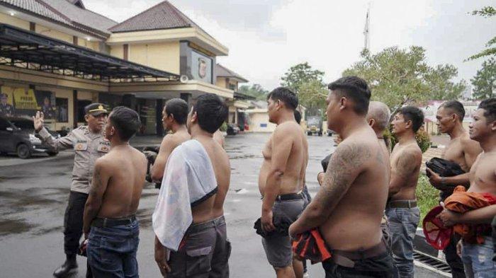 Sebanyak 13 oknum anggota ormas diringkus pihak kepolisian lantaran mengeroyok seorang satpam di salah satu kantor leasing di Kota Tasikmalaya, Jawa Barat, pada Selasa (26/3/2024).