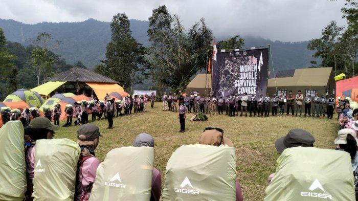 Sebanyak 75 perempuan mengikuti kegiatan berlatih seni bertahan hidup di Gunung Cakrabuana pada Gelaran Women Jungle Survival Course EIGER 2024