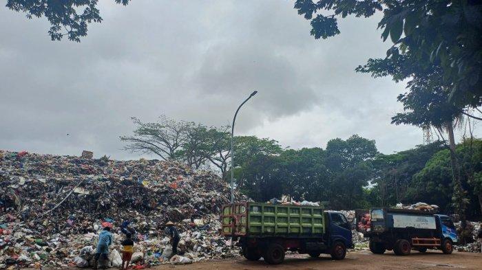 Sejumlah Truk sampah saat membuang sampah di TPA Pasirsembung, Minggu (21/1/2024).