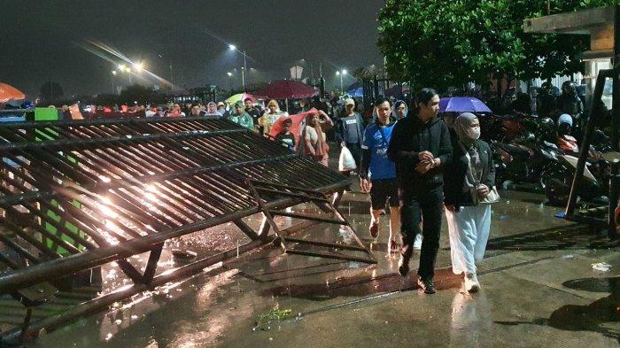 Sejumlah bobotoh saat keluar area Stadion GBLA usai pertandingan Persib Bandung vs Persis Solo di Stadion GBLA, Kota Bandung, Sabtu (24/5/2025) malam.