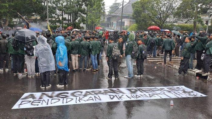 AKSI UNJUK RASA - Sejumlah mahasiswa dari berbagai kampus di Bandung menggelar aksi unjuk rasa, di depan Gedung DPRD Jawa Barat (Jabar), Jalan Diponegoro, Kota Bandung, Senin (17/2/2025).