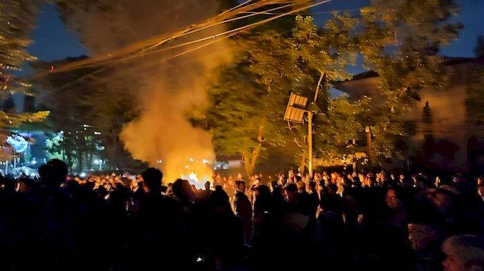 PENGUNJUK RASA BERTAHAN - Sejumlah mahasiswa masih bertahan di depan Gedung DPRD melakukan aksi unjuk rasa menolak Undang-Undang (TNI) yang telah disahkan oleh DPR RI, di halaman depan Gedung DPRD Jabar, Jalan Diponegoro, Kota Bandung, Jumat (21/3/2025).