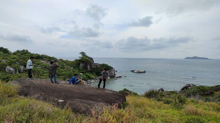 WISATA NATUNA - Pengunjung tengah menikmati wisata Kabupaten Natuna, Provinsi Kepri Batu Sindu di Tanjung Senubing, Ranai, Kecamatan Bunguran Timur, Kabupaten Natuna, Provinsi Kepri, Rabu (4/9/2024). Batu Sindu bisa menjadi tempat pilihan untuk menikmati momen liburan akhir pekan bersama keluarga. 