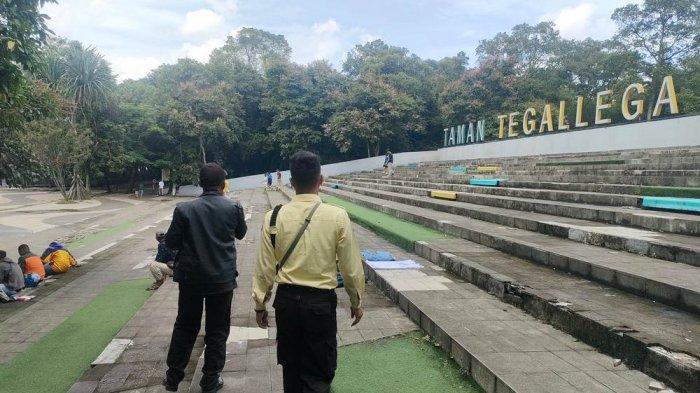 Sejumlah pengunjung tengah mencari koin jagat di taman Tegalega, Kota Bandung.