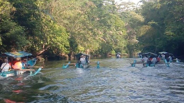 Sejumlah perahu di Green Canyon Pangandaran, Jawa Barat, mengantar wisatawan menyusuri sungai.