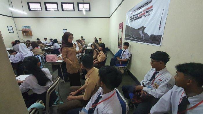 Sejumlah siswa baru yang tidak memiliki meja saat mengikuti MPLS di salah satu ruang kelas SMAN 1 Bandung, Jalan Ir H Juanda, Kota Bandung, Senin (14/7/2025).
