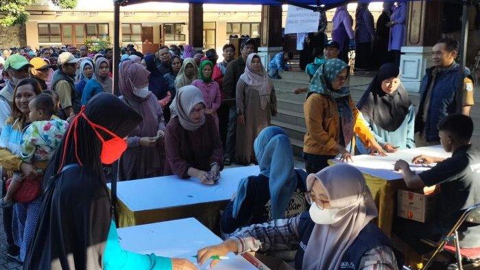 Sejumlah warga saat menyerbu Gerakan Pangan Murah (GPM) untuk membeli beras murah di Halaman DPRD Kota Cimahi, Jalan Djulaeha Karmita, Selasa (19/3/2024).