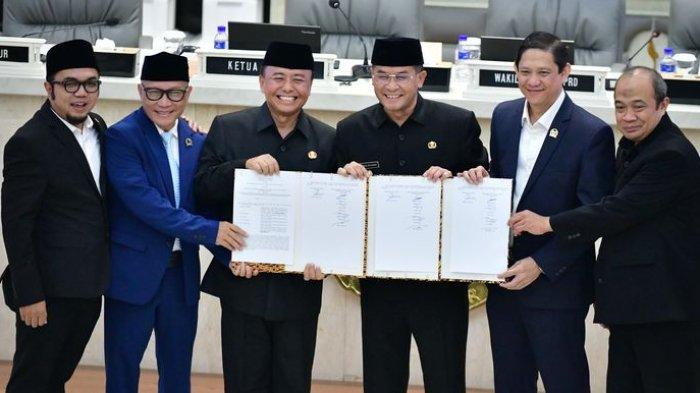 FOTO BERSAMA - Sekda Jabar, Herman Suryatman (ketiga dari kiri) dan Wagub Jabar, Erwan Setiawan (keempat dari kiri), foto bersama jajaran pimpinan DPRD Jabar, Selasa (1/7/2025).