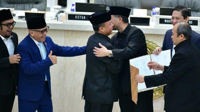 BERPELUKAN - Sekda Jabar. Herman Suryatman (ketiga dari kiri), dan Wagub Jabar, Erwan Setiawan, berpelukan saat bertemu di DPRD Jabar, Selasa (1/7/2025). Keduanya berdamai setelah berseteru.