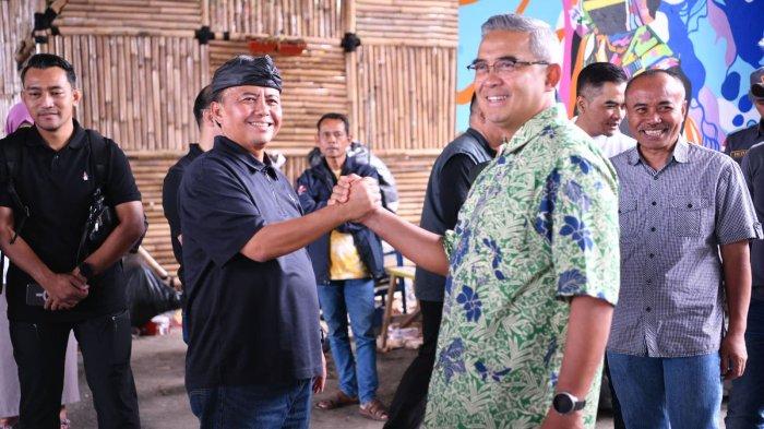 Sekretaris Daerah Provinsi Jawa Barat Herman Suryatman bersama Wali Kota Bandung Farhan dan jajaran pemerintah daerah membahas strategi pengelolaan sampah di Kota Bandung.