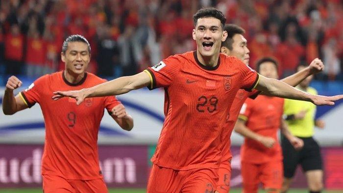 Selebrasi striker Timnas China, Behram Abduweli, seusai mencetak gol ke gawang Timnas Indonesia, di laga matchday 4 kualifikasi Piala Dunia 2026, Selasa (15/10/2024).