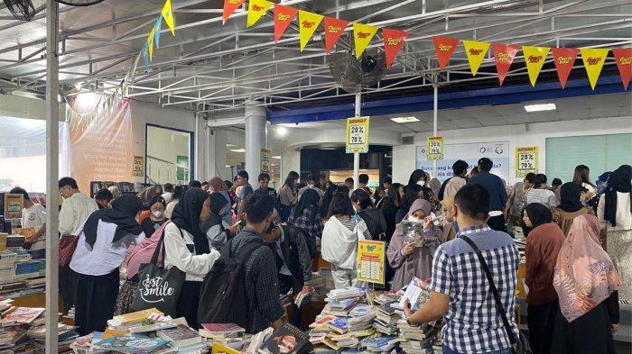 Gramedia kembali menggelar Semesta Buku yang menghadirkan sejuta buku dengan harga diskon besar-besaran yang diselenggarakan pada 16-29 Februari 2024.