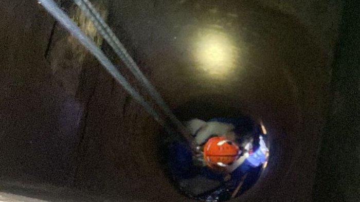 Seorang gadis bernama Yuli (26) terperosok ke dalam sumur sedalam 14 meter di dekat rumahnya di Desa Margahurip, Kecamatan Banjaran, Kabupaten Bandung pada Selasa (3/9/2024) malam. 