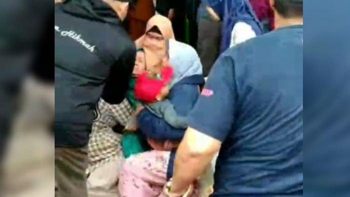 Seorang jemaah umrah asal Garut pingsan setelah menjadi korban penipuan. Videonya viral di media sosial. Sebanyak 22 orang menjadi korban penipuan ibadah umrah.