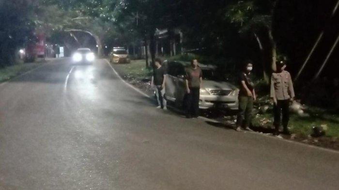 Polisi saat melakukan olah TKP kasus penganiayaan seorang mahasiswa di Jalan Prabu Tadjimalela, Kelurahan Kotakaler, Kecamatan Sumedang Utara, Kabupaten Sumedang, Sabtu (16/3/2024).
