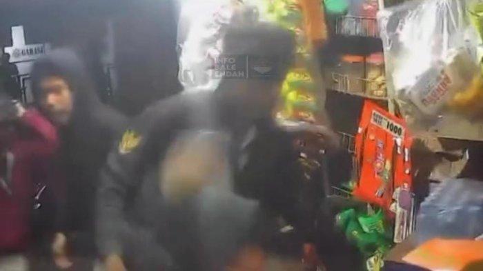 DIKEROYOK - Seorang pemuda berusia 17 tahun di Kampung Cigado, Kelurahan Baleendah, Kecamatan Baleendah, Kabupaten Bandung dikeroyok habis-habisan oleh orang tidak dikenal (OTK), Rabu (5/3/2025).