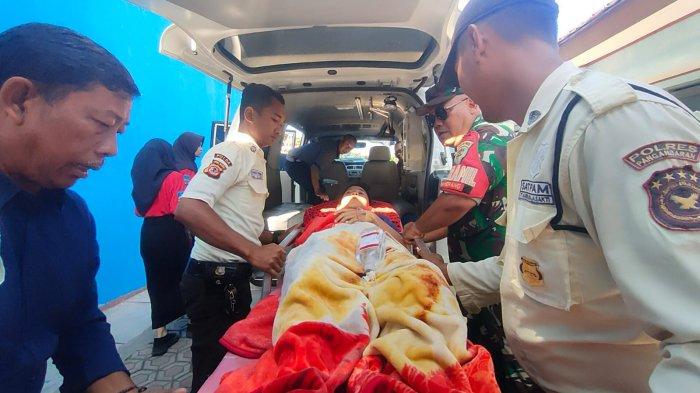 Seorang siswa yang diduga korban keracunan makanan di SMA Negeri 1 Mangunjaya hendak dirujuk ke RSUD Pandega Pangandaran, Sabtu (20/7/2024).