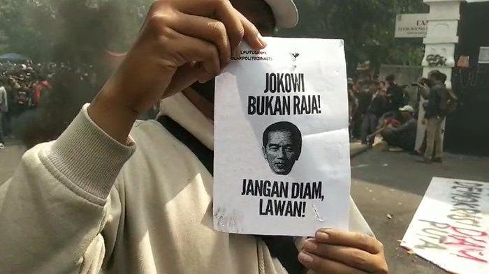 Seruan poster dalam aksi <a href='https://manado.tribunnews.com/tag/demo' title='demo'>demo</a> menolak revisi Undang-Undang Pilkada berlangsung di depan Gedung DPRD Jawa Barat, Kota Bandung, Kamis (22/8/2024).
