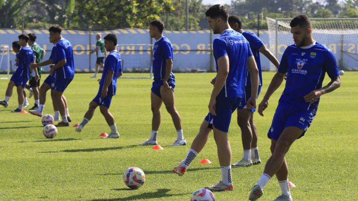 LATIHAN PERSIB - Sesi latihan Persib Bandung bersama pemain aisng baru di Lapangan Pendamping Stadion Gelora Bandung Lautan Api (GBLA), Gedebage, Kota Bandung, Jawa Barat, Kamis (10/7/2025).